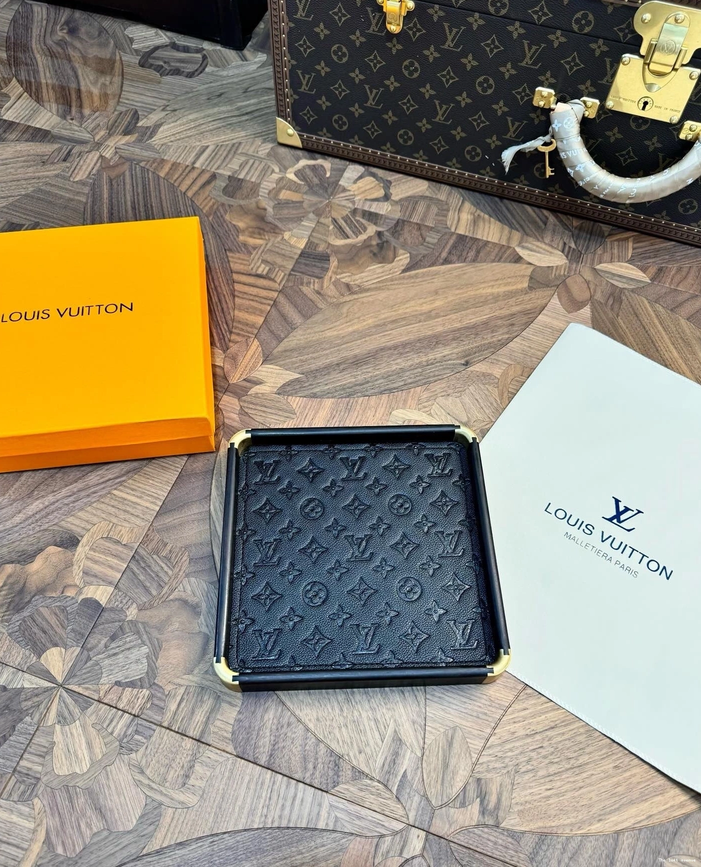 SQUARE LV CUSTOM TRAY SERVING 0812